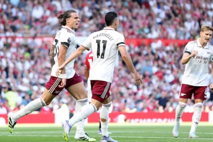 Arsenal x Manchester United abriu a temporada com um duelo carregado de simbolismo em Old Trafford.