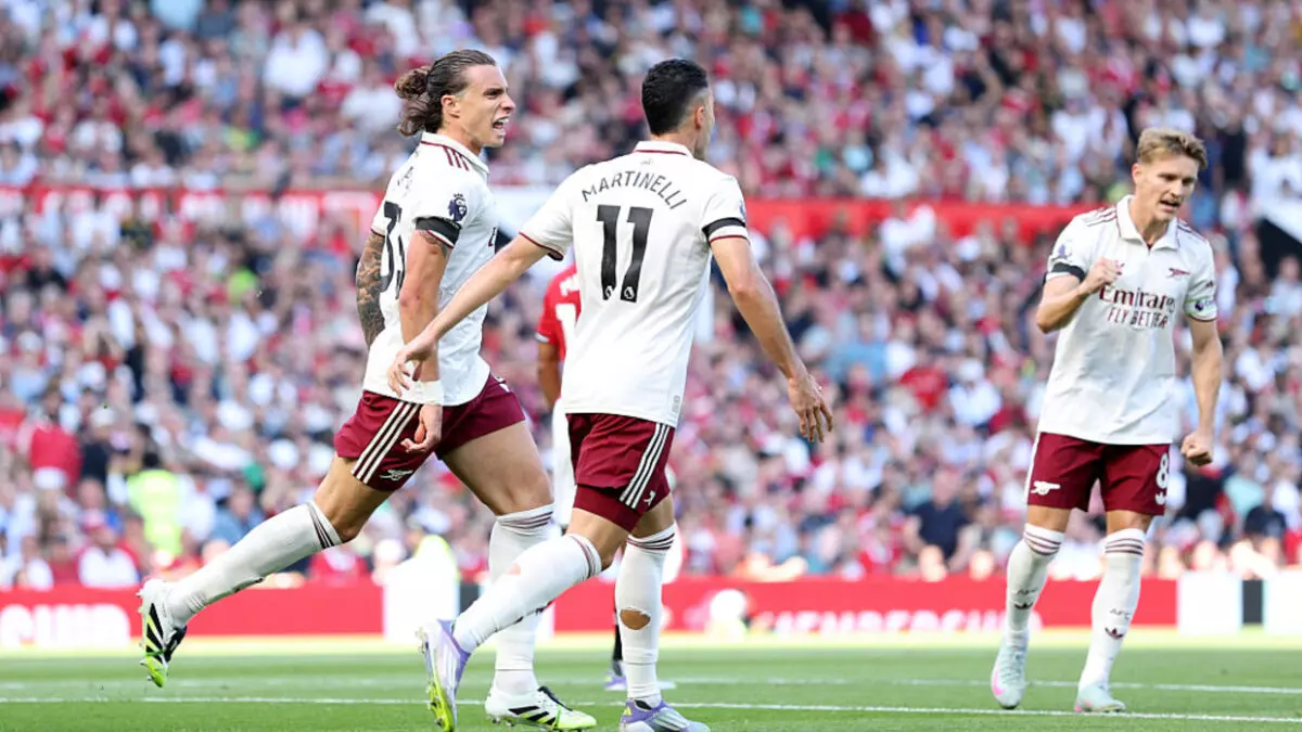 Arsenal x Manchester United abriu a temporada com um duelo carregado de simbolismo em Old Trafford.
