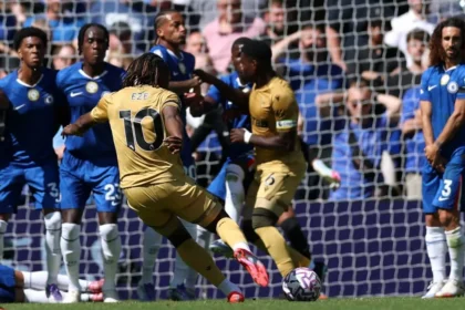 Gol Anulado de Eberechi Eze: Por que a Cobrança de Falta do Atacante do Crystal Palace Foi Cancelada Contra o Chelsea.